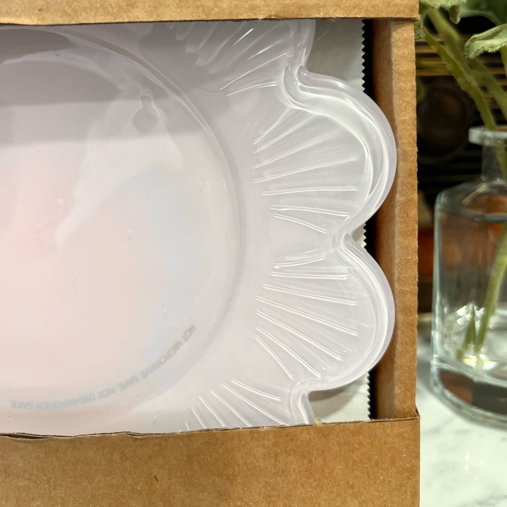 ✨NEW🌸Target Bullseye Playground 2026 Pink Scalloped Flower Shaped Glass Plates🍽️ - Picture 6 of 8